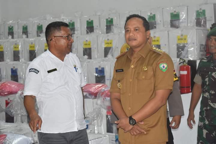 PJ Bupati Maluku Tenggara Tinjau Kesiapan Distribusi Logistik Pemilu Ke 406 TPS