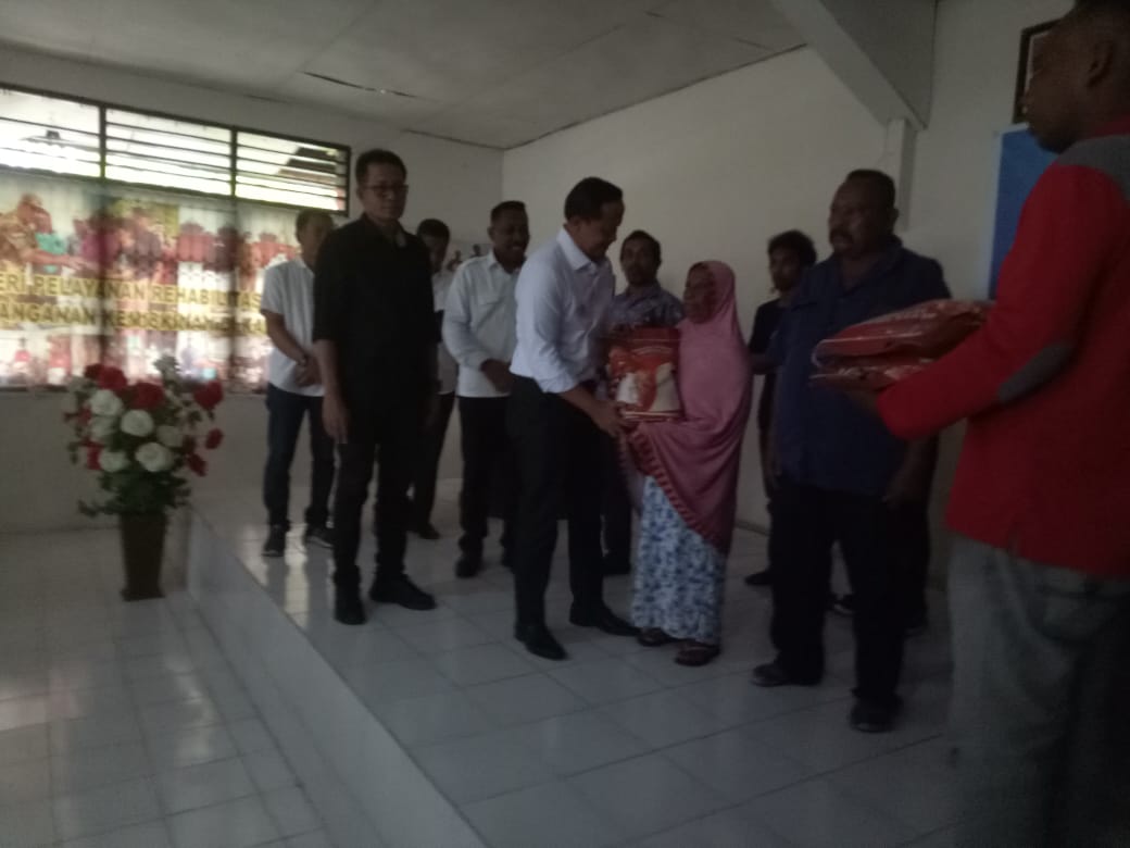 Gubernur Maluku Secara Pribadi Berikan Bantuan Beras Buat Kaum Dhuafa Di Kabupaten Maluku Tenggara