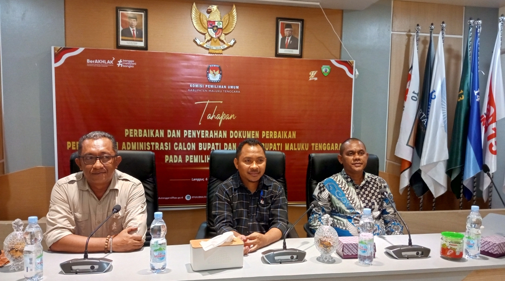 Penyerahan Dokumen Perbaikan Oleh Tim Penghubung & Admin SILON Ketiga Paslon Calkada Kepada KPU Maluku Tenggara