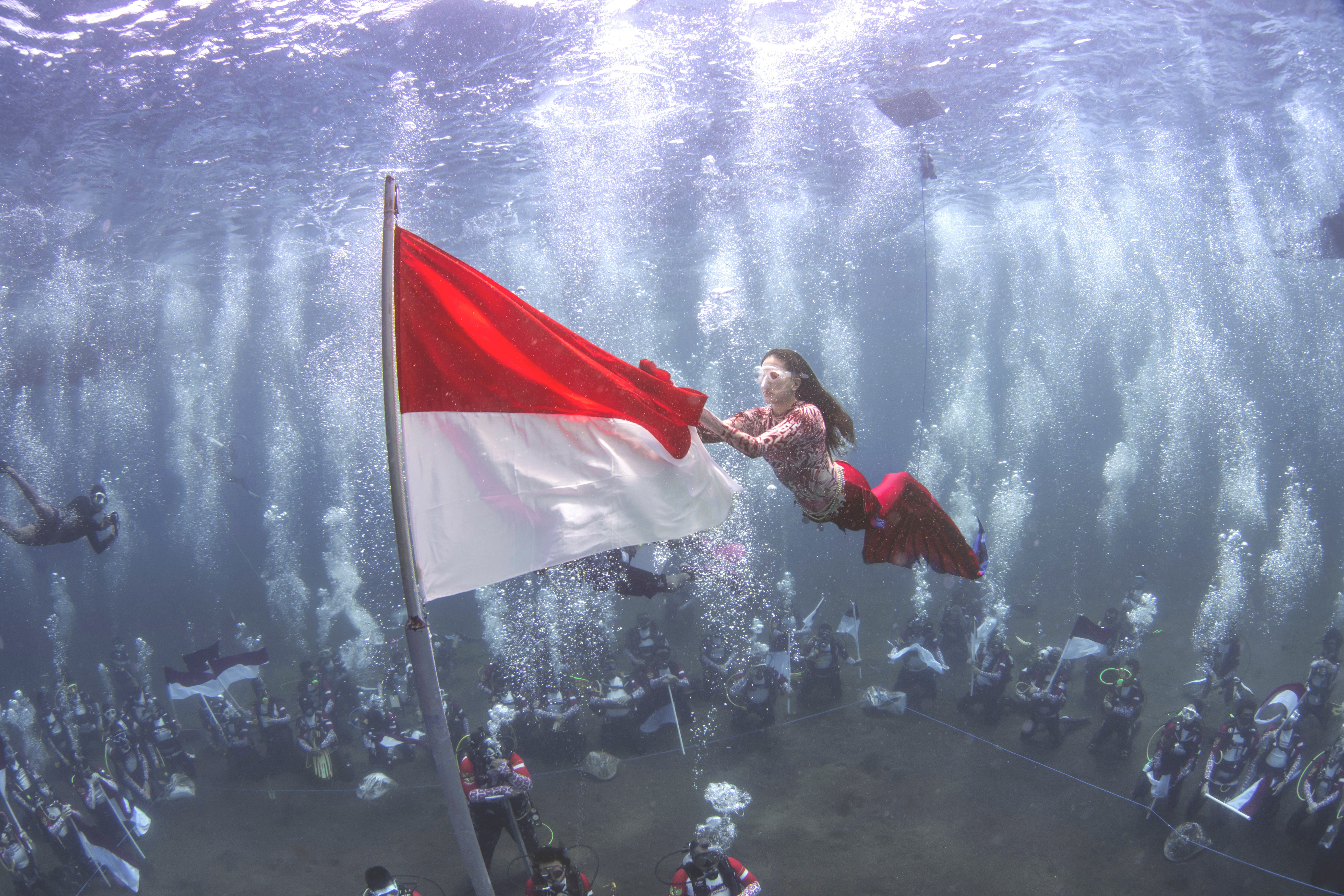 Upacara HUT Kemerdekaan RI Ke 80 Didasar Laut Gubernur Malut Tampil Memukau Seperti Film Mermaid