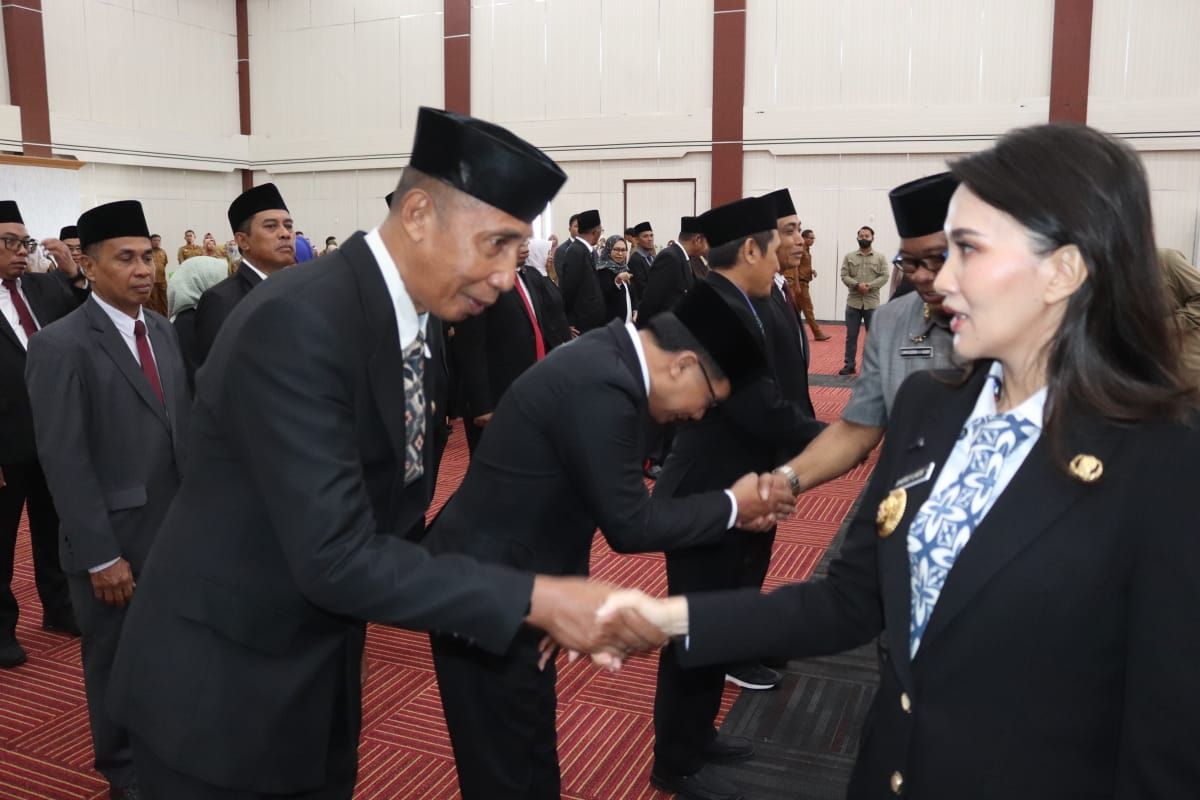 48 Pejabat Eselon III & IV Resmi Dilantik Dan Diambil Sumpahnya Oleh Gubernur Maluku Utara